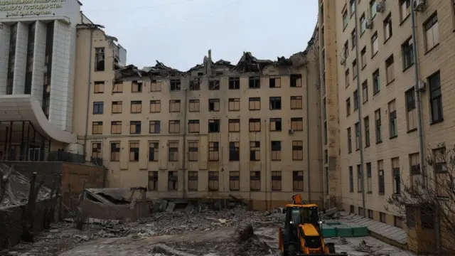 Зруйнована російськими обстрілами будівля Харківського економічного університету