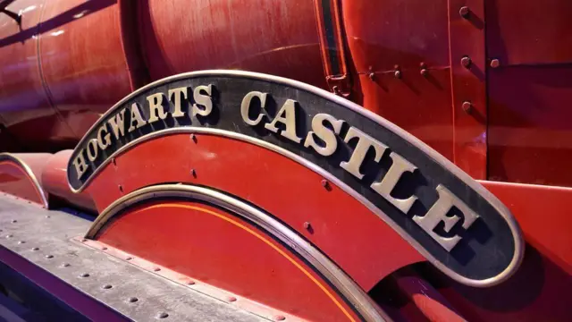 ఈ రైలింజన్‌క‌ు ఎరుపు రంగు వేయటం బ్రిటిష్ రైలు ప్రేమికులకు నచ్చలేదు