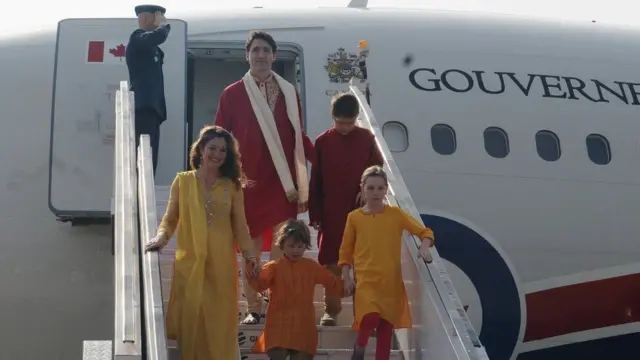 ભારતીય પરિધાનોમાં સજ્જ જસ્ટિન ટ્રૂડો પરિવાર અમદાવાદ ઍરપૉર્ટ પર આગમન વખતે