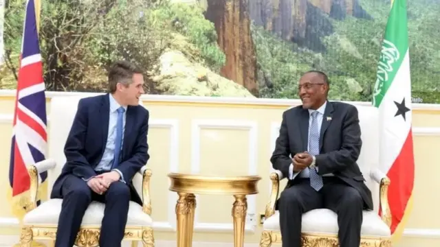 Wasiirkii hore ee gaashaandhigga UK, Gavin Williamson (bidix) iyo madaxweynaha Somaliland, Muuse Biixi