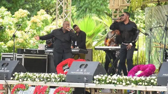 Peter Msechu na Christian Bella wakiwa jukwaani