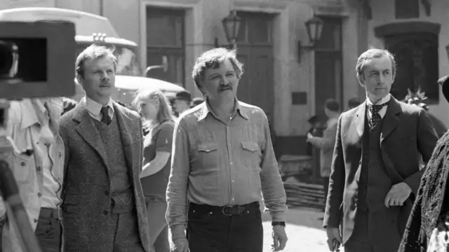 Рига. Режиссер Игорь Масленников (в центре), артисты Виталий Соломин (слева) и Василий Ливанов на съемках телефильма "Шерлок Холмс и доктор Ватсон".