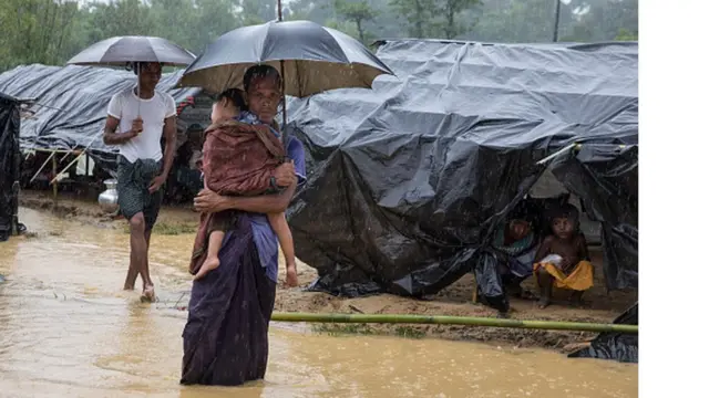 ผู้อพยพโรฮิงญาในค่ายที่คุทุปาลอง ชายแดนบังคลาเทศ