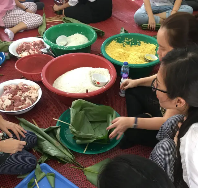 Nhiều sinh viên qua đến Thái mới gói bánh chưng lần đầu tiên trong đời