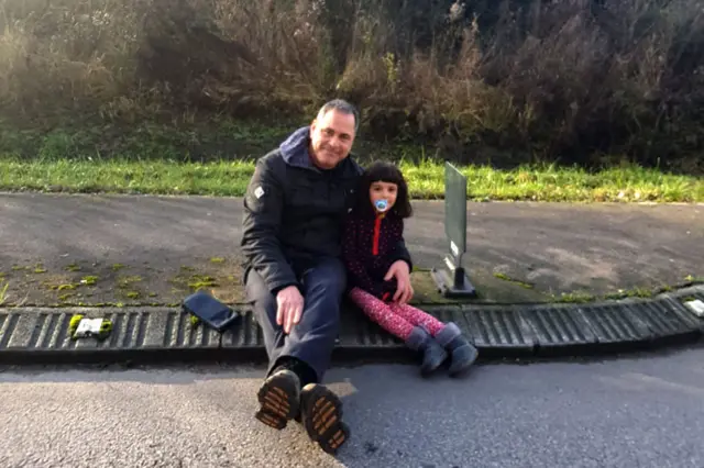 المتطوع البريطاني روب لاوري مع ابنة بهادور ومريم في دونكيرك