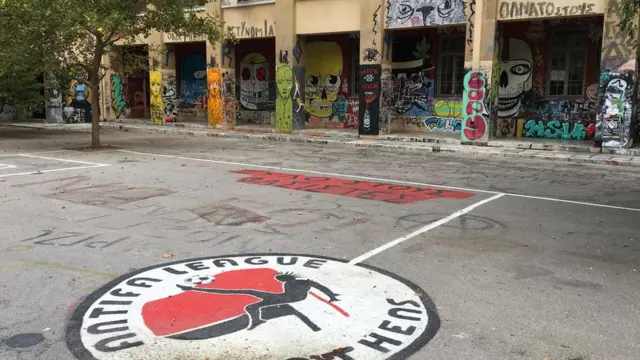 Les locaux de l'Université technique nationale ont été couverts de graffitis, souvent politiques.