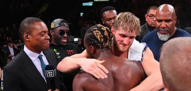 KSI y Logan Paul se abrazan