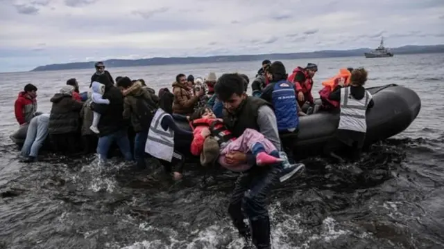 शुक्रवार को ग्रीस पहुंची तुर्की से आए अफ़ग़ानों की एक नाव