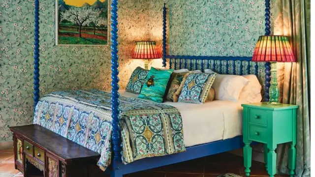 패션 및 인테리어 디자이너 매튜 윌리엄슨은 자신의 '즐거운 맥시멀리즘'이라고 표현한다