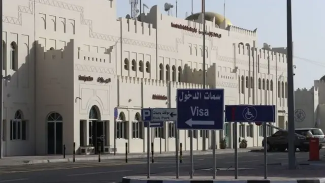 Сауд Арабиясы Катардын кургактагы жалгыз чек арасын жаап салды.