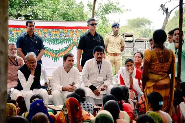 કોંગ્રેસ નેતાઓ અને જનતા વચ્ચે રાહુલ ગાંધી