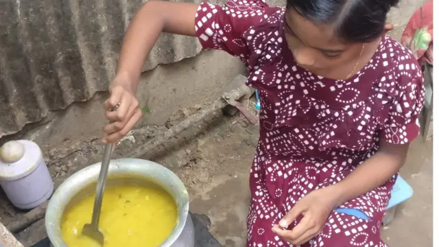 ঘিঞ্জি ছোট খুপরিতে বাস করেন বস্তিবাসীরা।