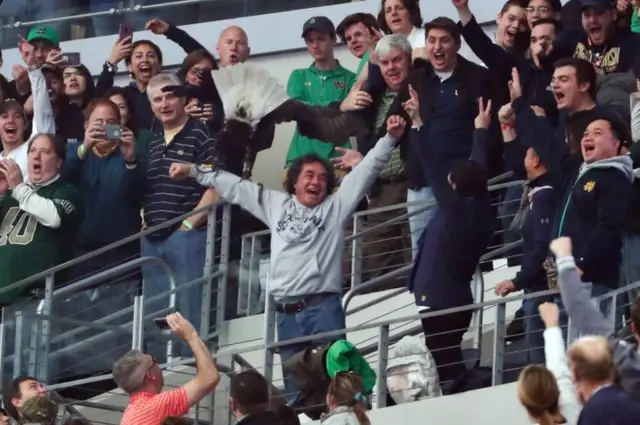 عقاب روی بازوی یک تماشاچی فوتبال