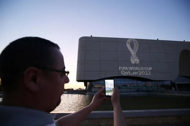 L'emblème officiel de la Coupe du Monde de football de la FIFA, Qatar 2022 est affiché sur l'Opéra d'Alger à Alger, Algérie.