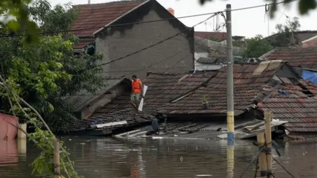 منازل غارقة في فيضان