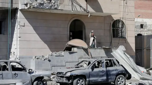 الغارات دمرت مبنى سجن داخل المعسكر