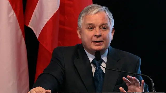 د ۲۰۱۰ کال اپریل کې یوه توپولوف - ۱۵۴ ډوله روسۍ الوتکه د روسیې لوېدیځ سمولینڅک کې ولوېده، چې ۹۶ کسان پکې ووژل شول. په وژل شویو کې د پولنډ ولسمشر لیچ کازنڅکي هم و.