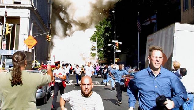 Gente huye del WTC tras el ataque