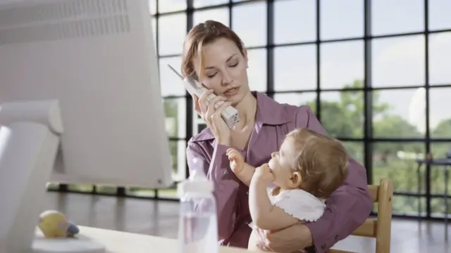 Evden çalışan anne ve bebeği
