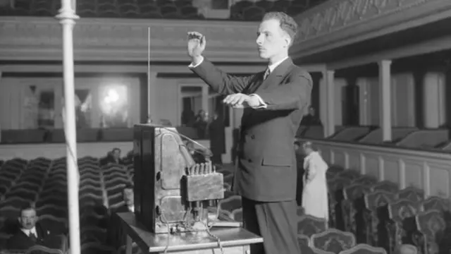 లియోన్ థెరెమిన్ 1927లో పారిస్‌లో పేరులేని తన సంగీత వాయిద్యంతో ప్రదర్శనలు చేశాడు. తర్వాత కాలంలో ఈ వాయిద్యానికి ఆయన పేరే పెట్టారు.