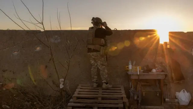 Un militaire ukrainien de la 123e brigade de défense territoriale surveille une zone de la rivière Dnipro.