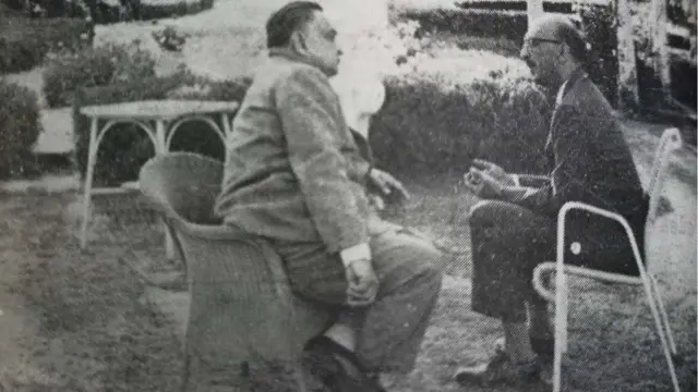 اسکندر مرزا کابل کے شاہی محل میں ظاہر شاہ سے مصروف گفتگو