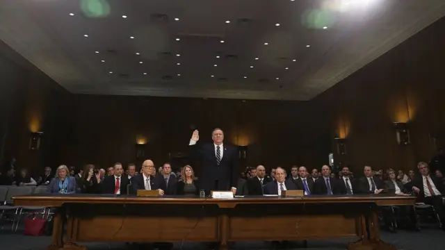 Mike Pomepo en audiencia del Senado