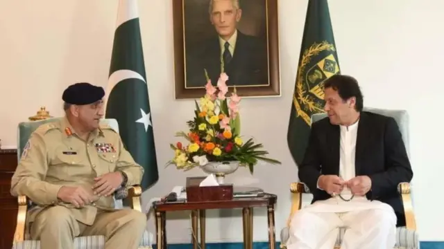 آرمی چیف قمر جاوید باجوہ اور وزیر اعظم عمران خان(فائل فوٹو)