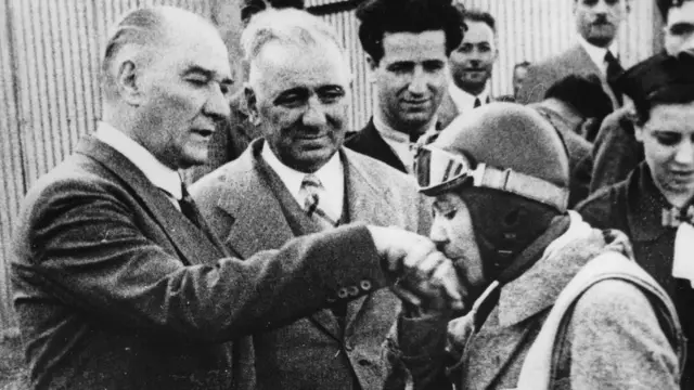 أتاتورك وابنته بالتبني