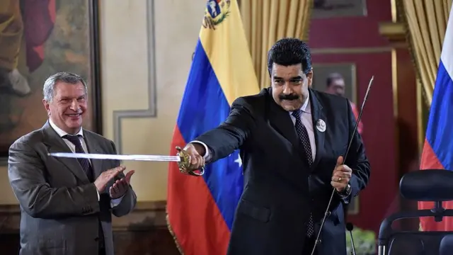 Igor Sechin y Nicolás Maduro en Caracas