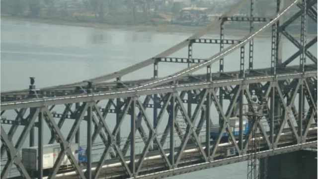 압록강을 경계로 중국과 북한 신의주 국경을 연결한 단둥교