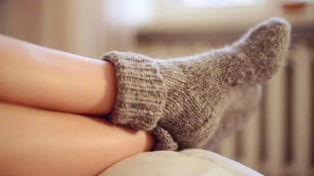 Piernas con medias de lana.