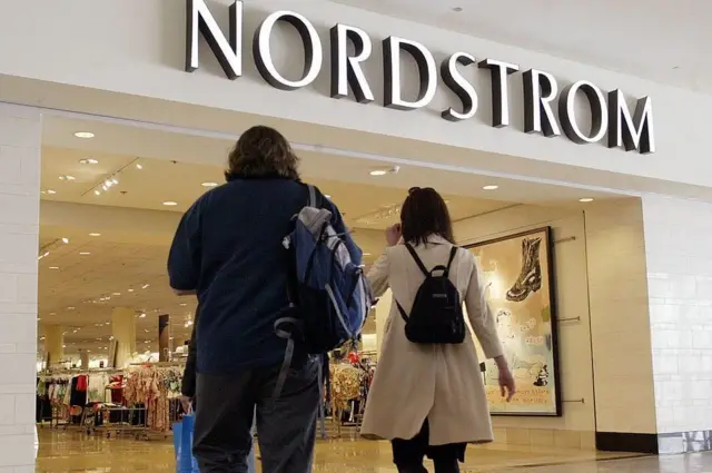 Покупатели у магазина Nordstrom