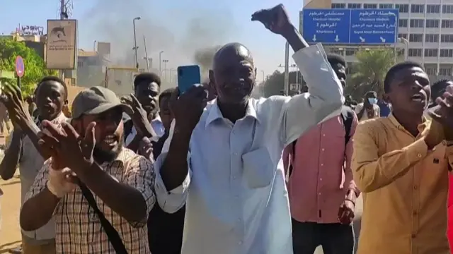 Waandamanaji wanaoandamana wakati mkataba huo ukitiwa saini wanasema wanajeshi hawawezi kuaminiwa