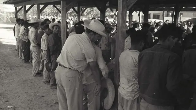 Los braceros eran inspeccionados de la cabeza a los pies en un centro de procesamiento en Hidalgo, Texas.