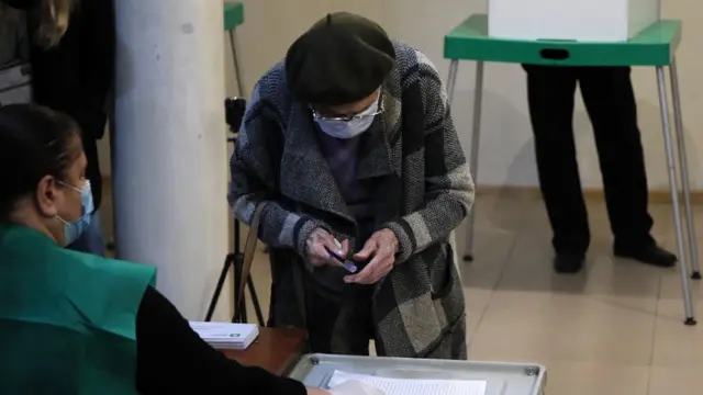 Женщина на избирательном участке