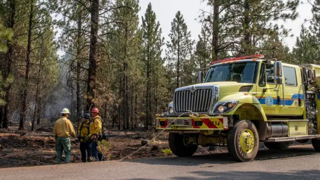 آتش‌نشانان در تلاشند حریق بوتلگ را مهار کنند.