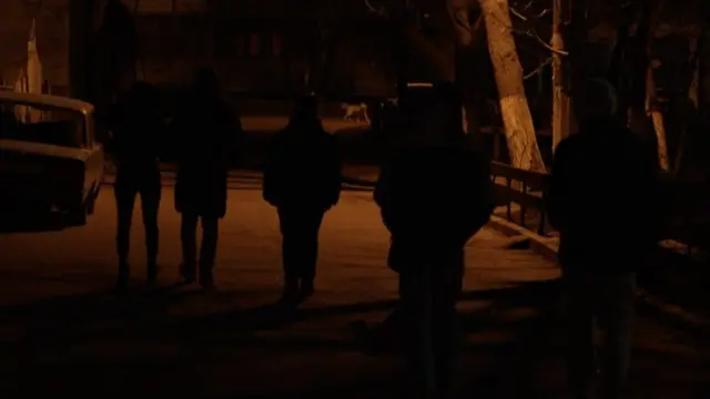 Gecələr yerli sakinlərdən ibarət patrul xidməti küçələri gəzir, qarşısına çıxanlardan sənəd təqdim edilməsini etəyi yoxlamağı xahiş edir