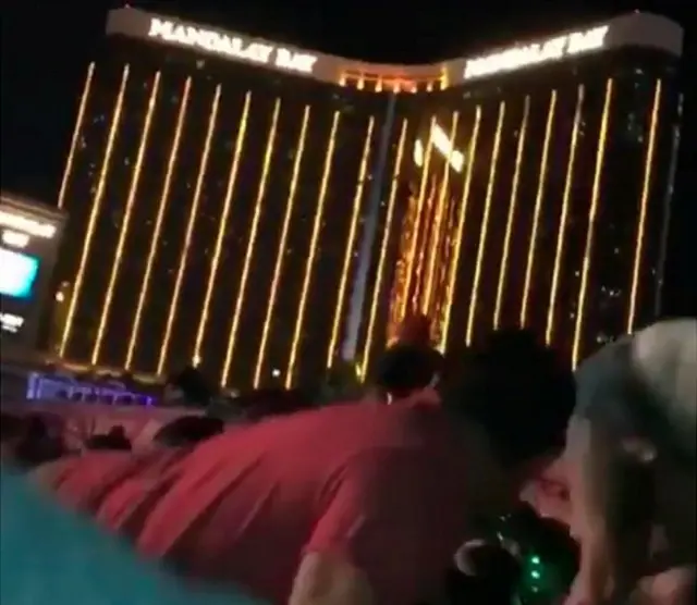 Personas huyen desde el lugar del festival por los disparos.