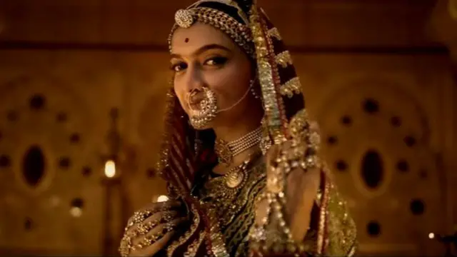 ફિલ્મના એક દૃશ્યમાં રાણી પદ્માવતીની ભૂમિકામાં દિપીકા પાદુકોણ