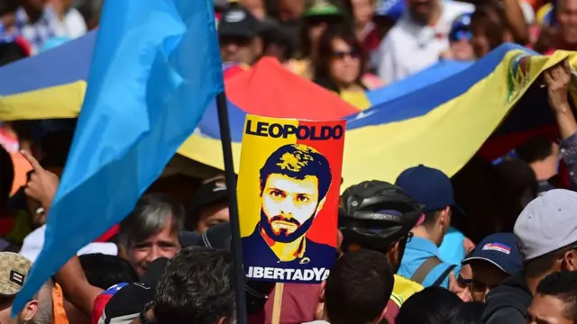Afiche con el rostro del opositor Leopoldo López.