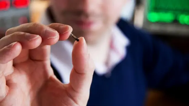 Многие из тех, кто уже пользуется имплантатами с микрочипами, просто отмахиваются от страхов и опасений