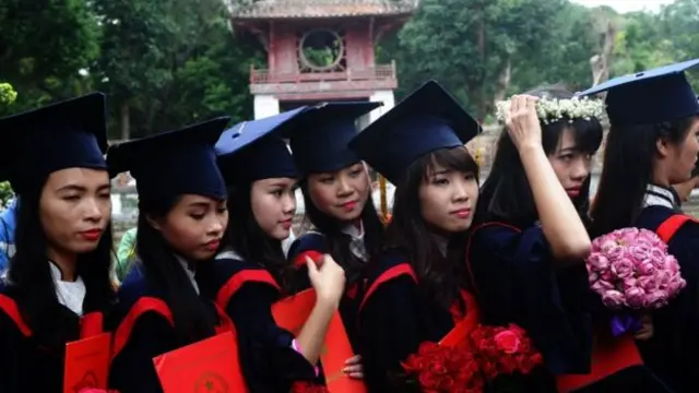 Nữ giới được dậy bảo theo khuôn mẫu rằng họ không thạo về toán hay không nên tham gia vào công nghệ và họ không thấy tự tin.