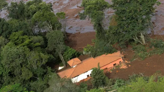 casa coberta por lama