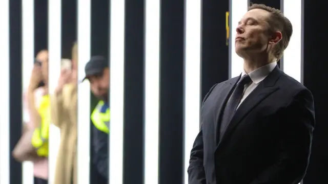 Elon Musk durante el lanzamiento de una nueva fábrica de Tesla en Marzo