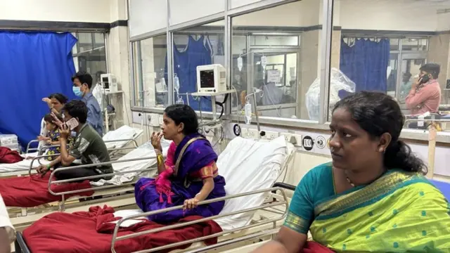 एक बीमार शख़्स से मिलते हुए मुख्यमंत्री एकनाथ शिंदे