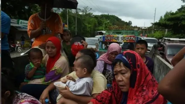 ชาวบ้านหลายพันคนอพยพออกจากเมืองมาราวีหลังกลุ่มติดอาวุธบุกโจมตีเมือง