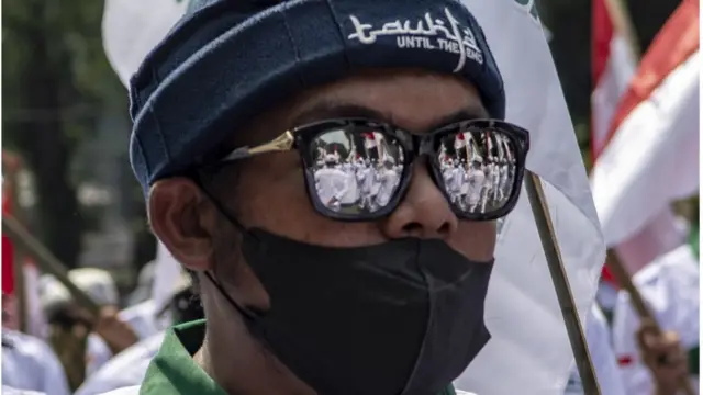 Masajchi qizni erkalaydi