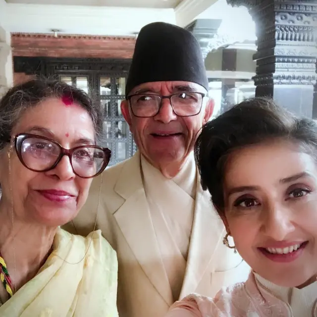 मनिषा कोइराला आफ्ना आमाबुवासँग