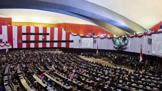 Undang-undang pemilu tidak cukup kuat untuk menolak calon tersangkut korupsi.